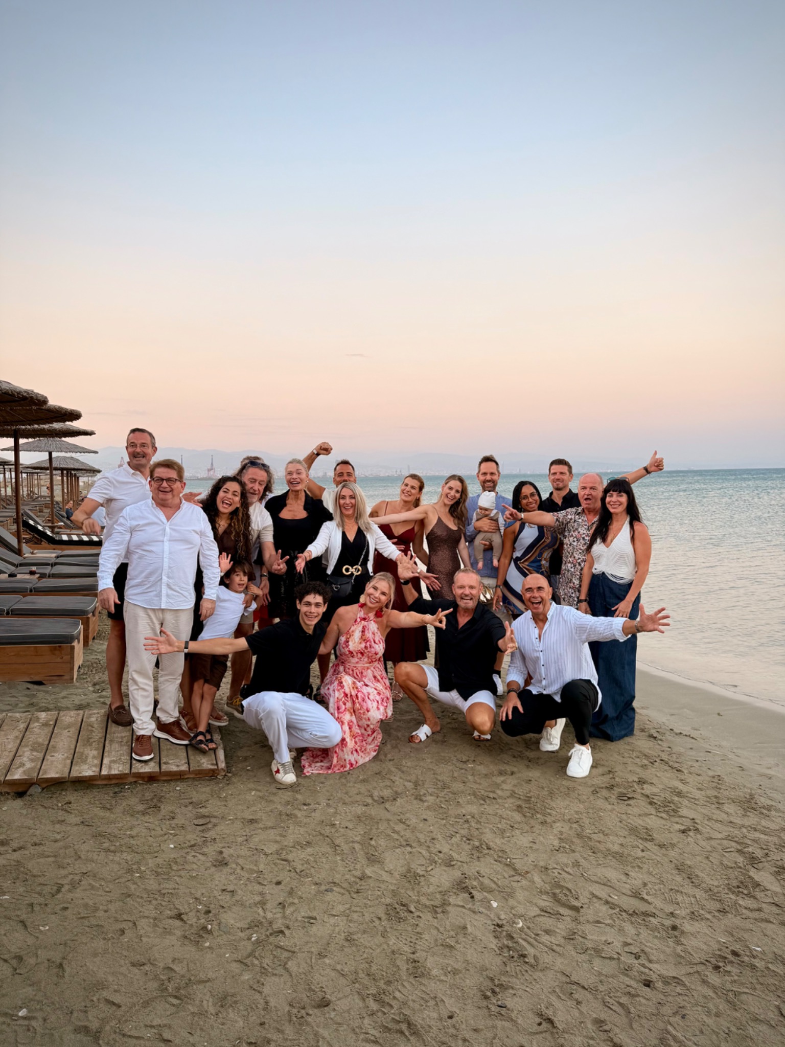 Sven und Audrey mit ihrem Team am Strand beim Ambassador Trip 2026