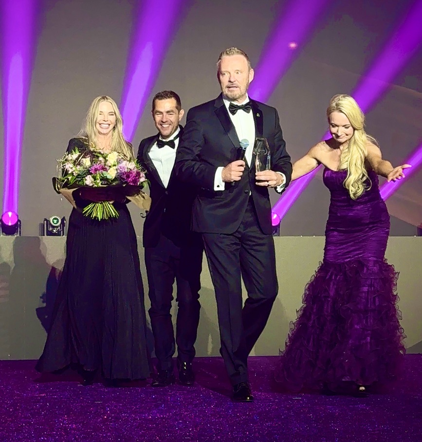 Sven Goebel mit Mikrofon und Auszeichnung auf der Zinzino-Bühne in Oslo 2025