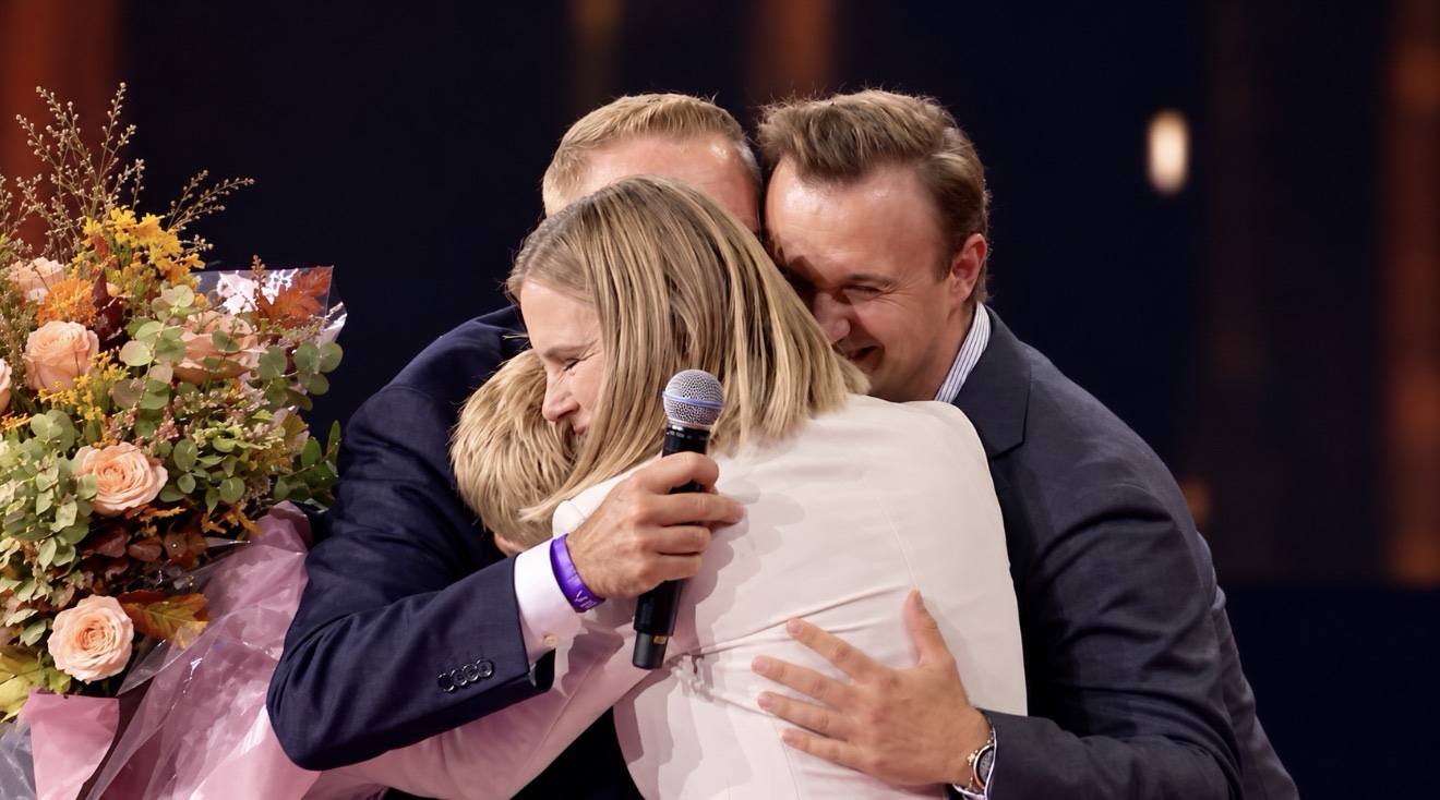 Eine gemeinsame Umarmung bei der Global-President-Ehrung im Oktober 2026