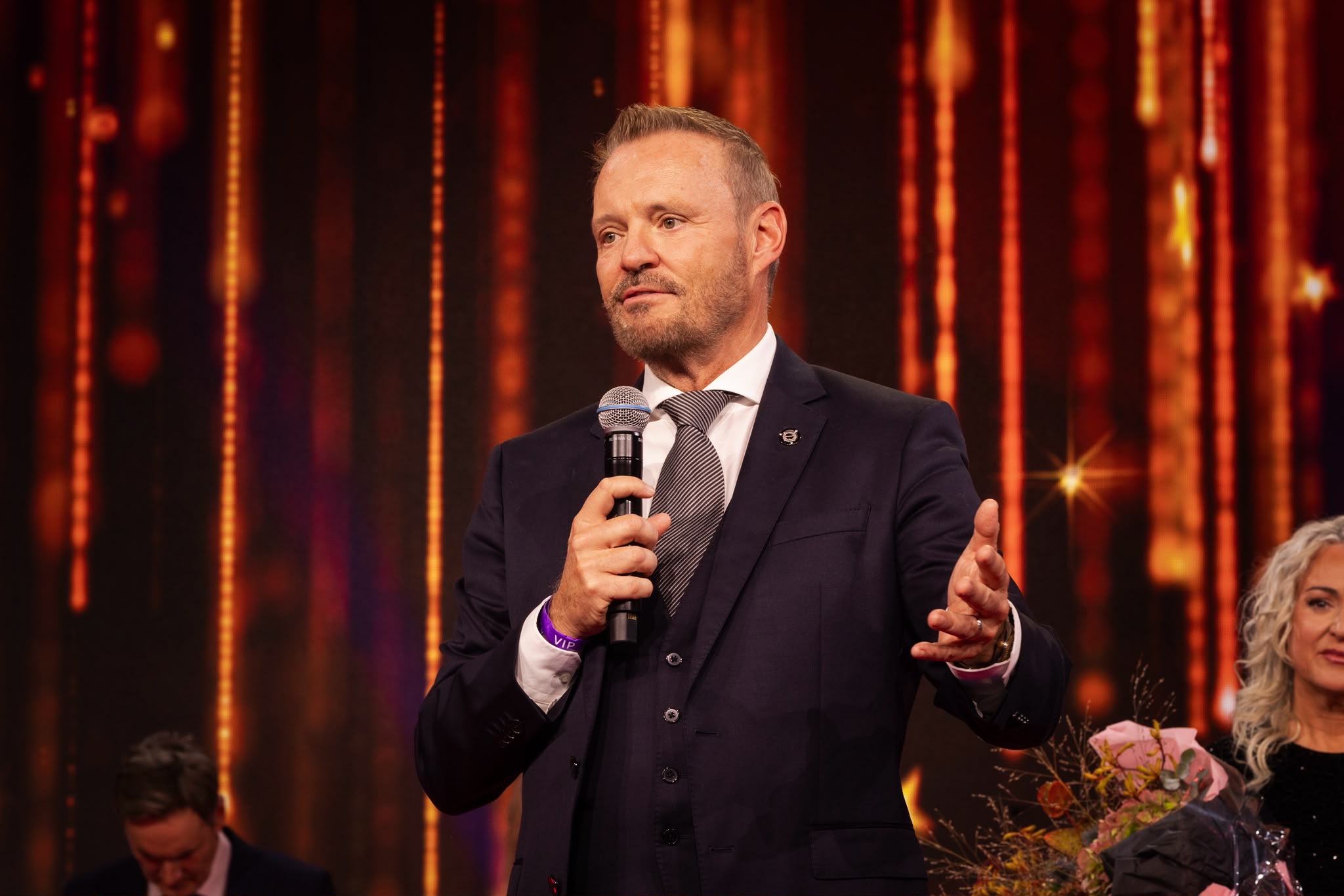 Sven Goebel als Sprecher auf der Bühne